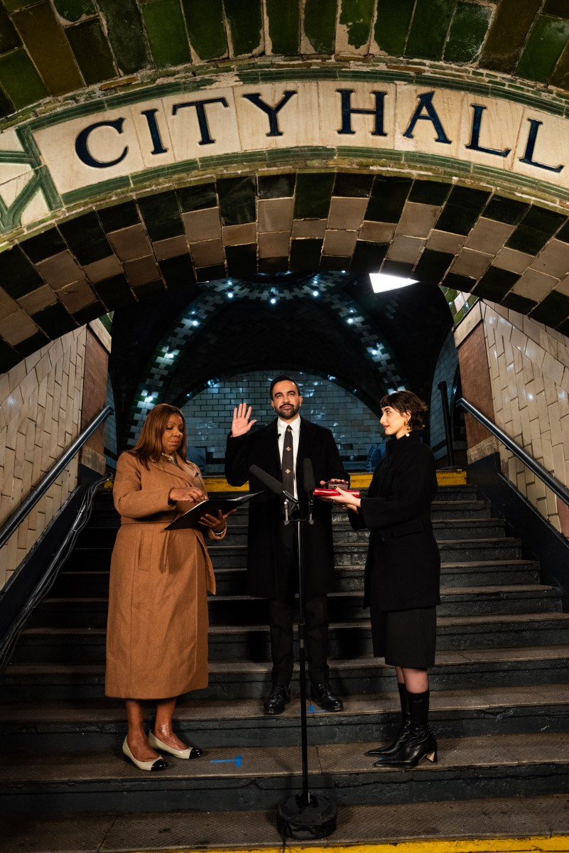 راما دوجي ترتدي معطفا باللون الأسود ياقة عالية وأزرار أمامية