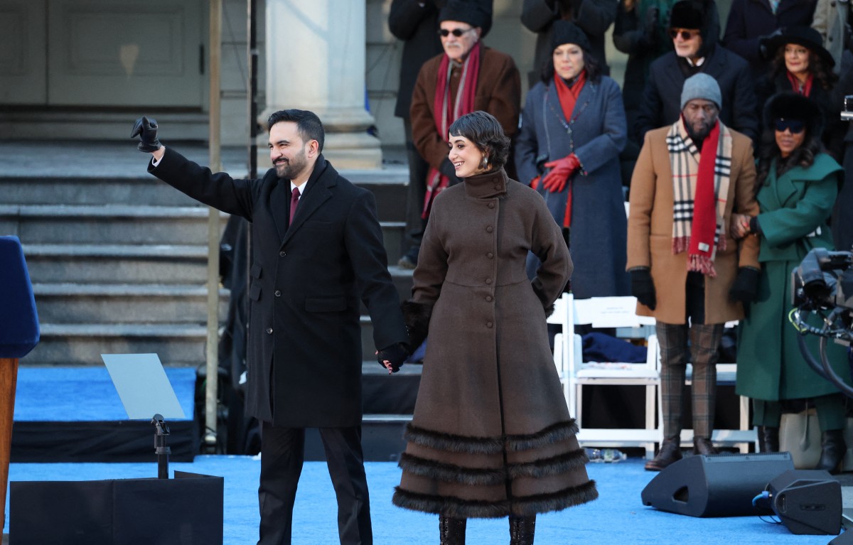 راما بمعطف ميدي باللون البني الداكن