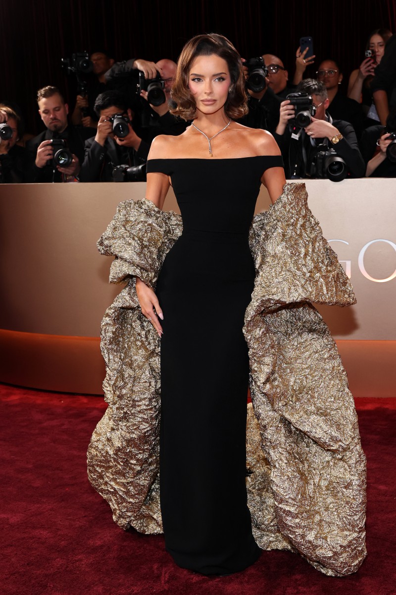 "مورا هيغينز" Maura Higgins بفستان مرمر حليم