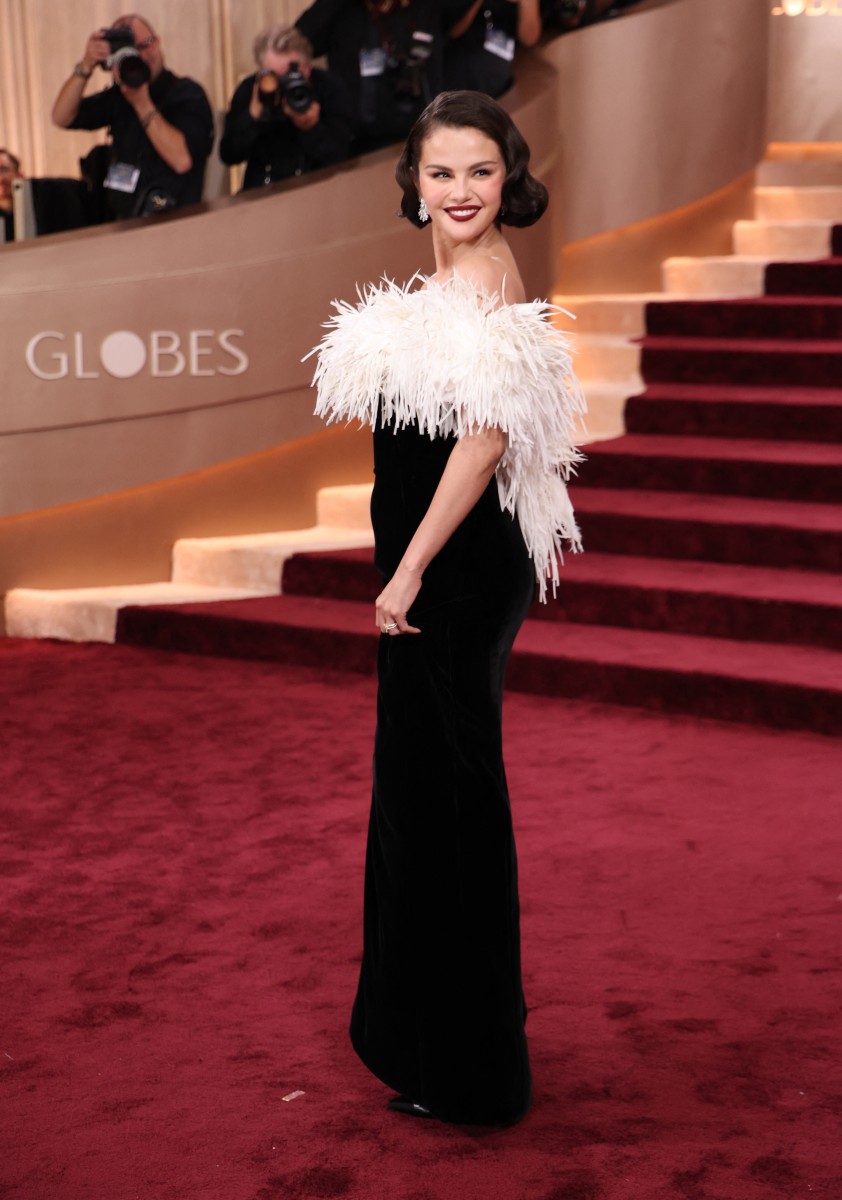 سيلينا غوميز ترتدي فستانا سترابلس بستايل كلاسيكي فاخر بالأبيض والأسود