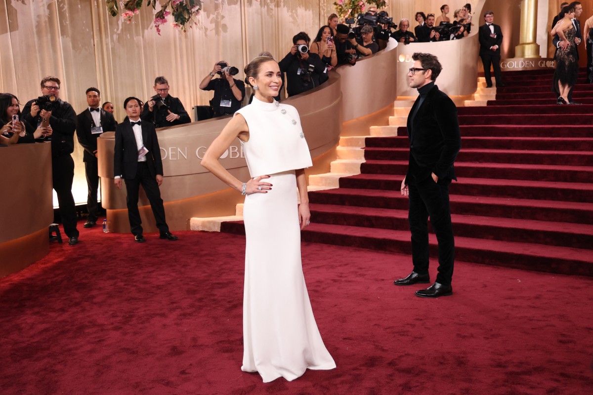 إيميلي بلنت بفستان من توقيع Louis Vuitton باللون الأبيض الموحد