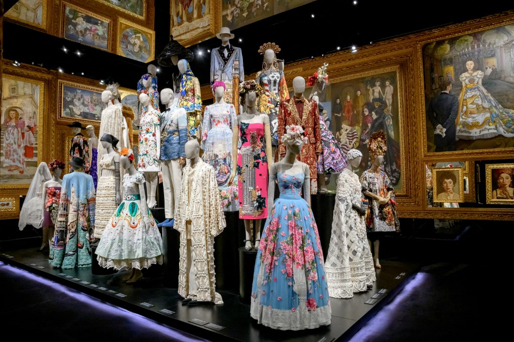 تحولت العلامة من مشغل صغير في ميلانو عام 1985 إلى إمبراطورية عالمية ترمز للفخامة والإثارة