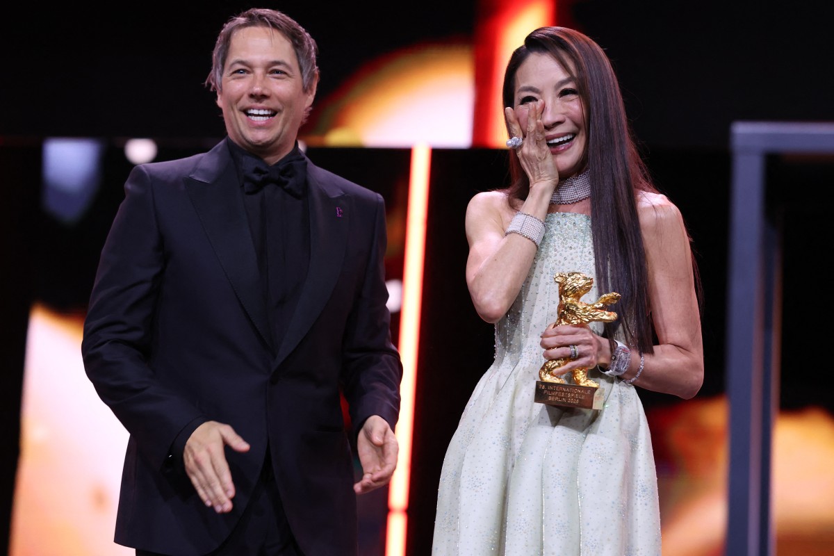  ميشيل يوه بفستان سهرة ناعم بلون نيود فاتح