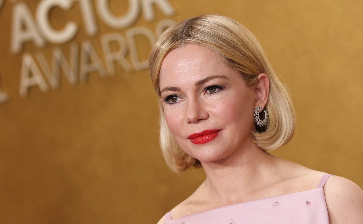 اطلالة Michelle Williams برسمات المكياج المشمشي