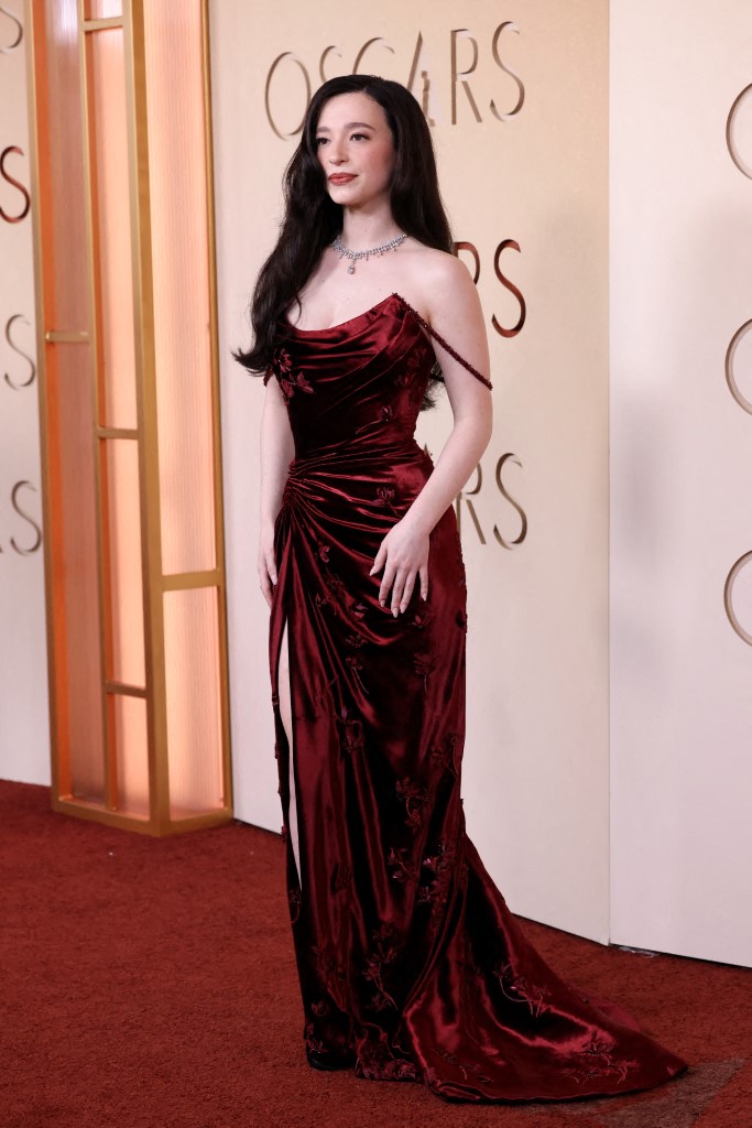 مايكي ماديسون بفستان سهرة فاخر من المخمل باللون البرغندي