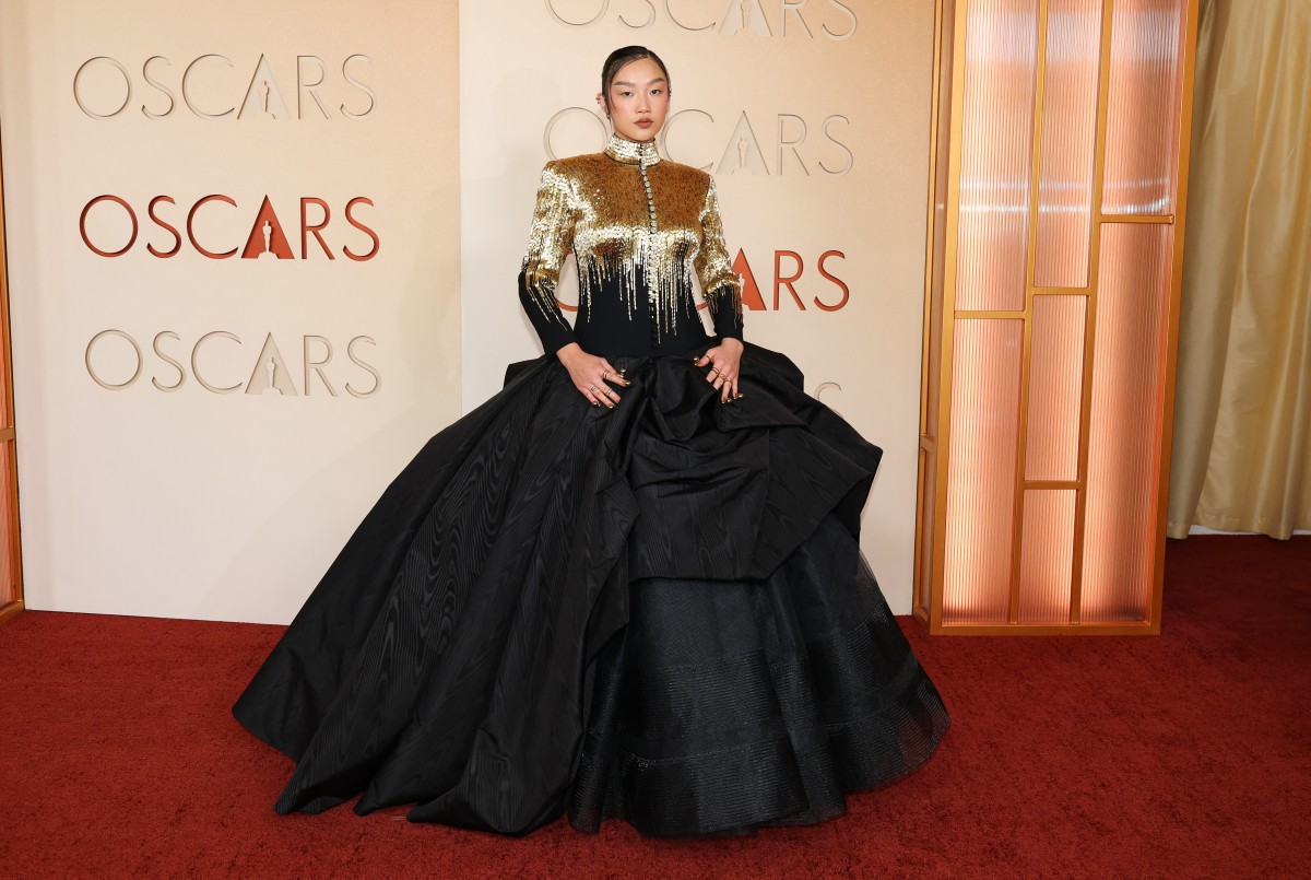 أودري نونا بفستان طويل ومنتفخ باللون الأسود مصمم بقصة الأميرات