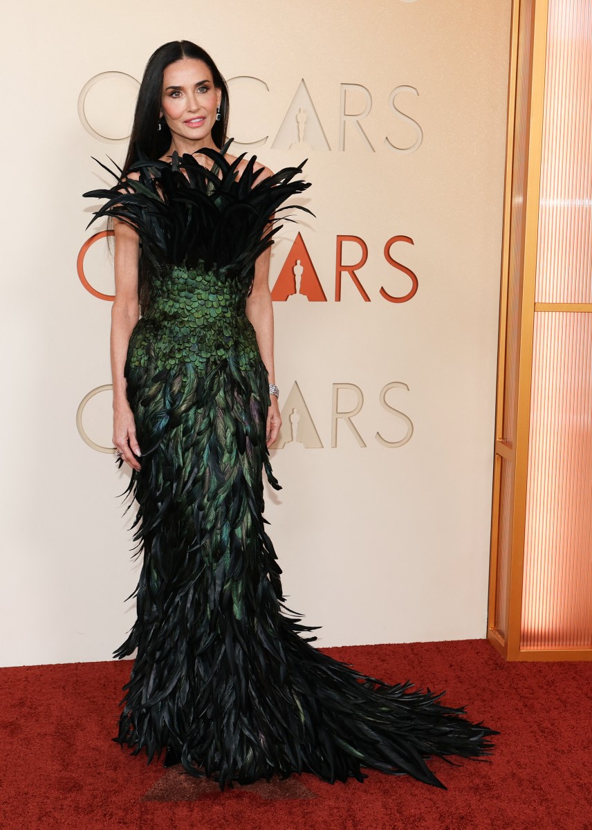 ديمي مور ارتدت فستانا سترابلس بصيحة الريش من تصميم دار Gucci