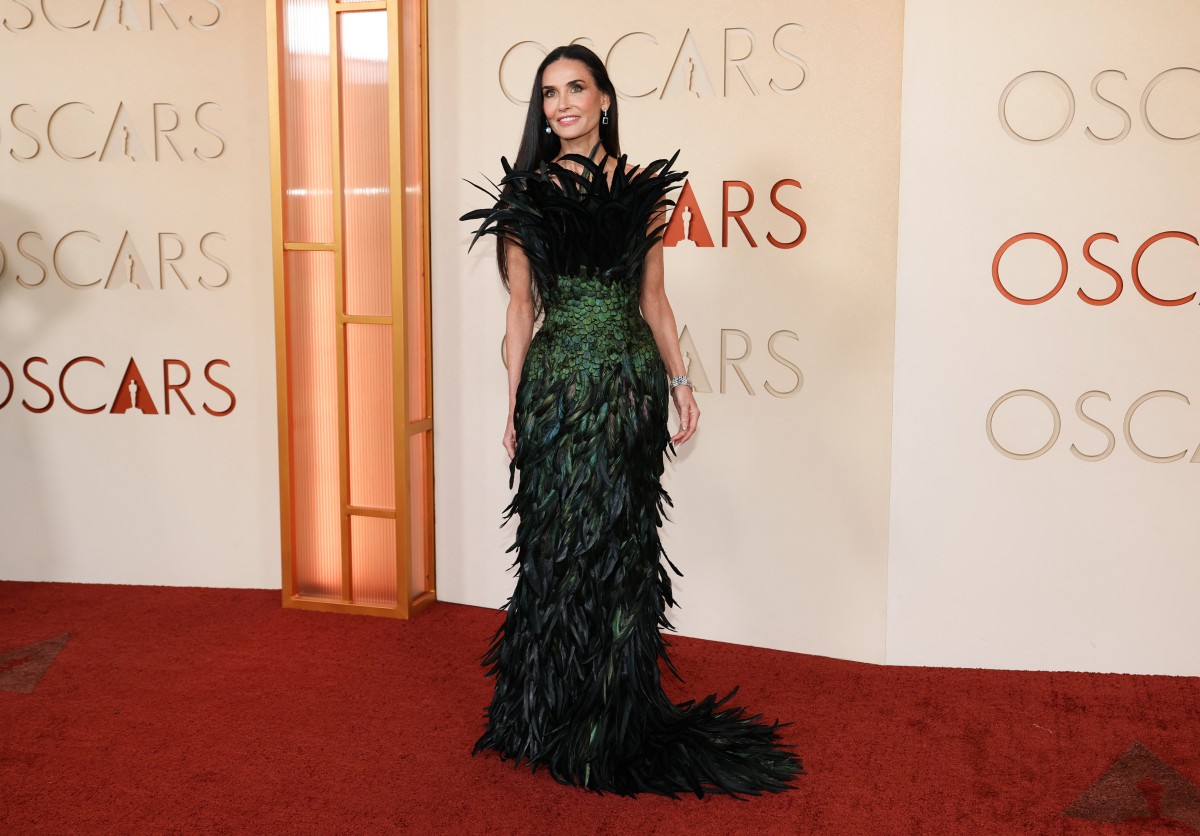 "ديمي مور" التي خطفت الأنظار بإطلالة مخصصة من "غوتشي"