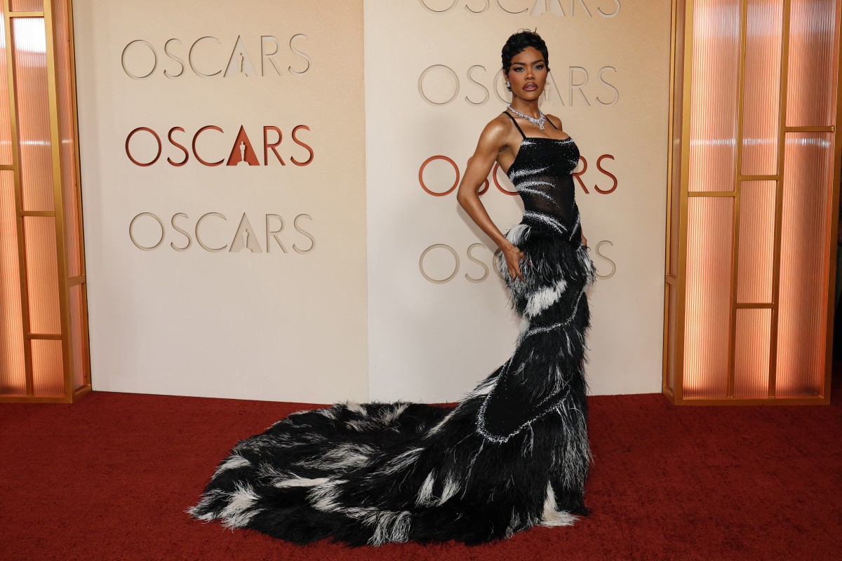 تيانا تايلور ترتدي فستان مغمور بالشراشيب الناعمة