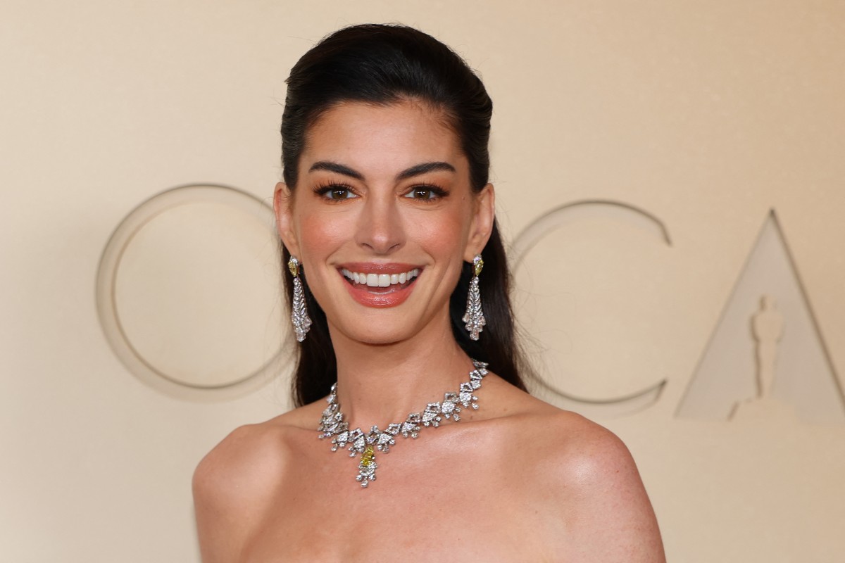 إطلالة Anne Hathaway بمكياج طبيعي ومشرق