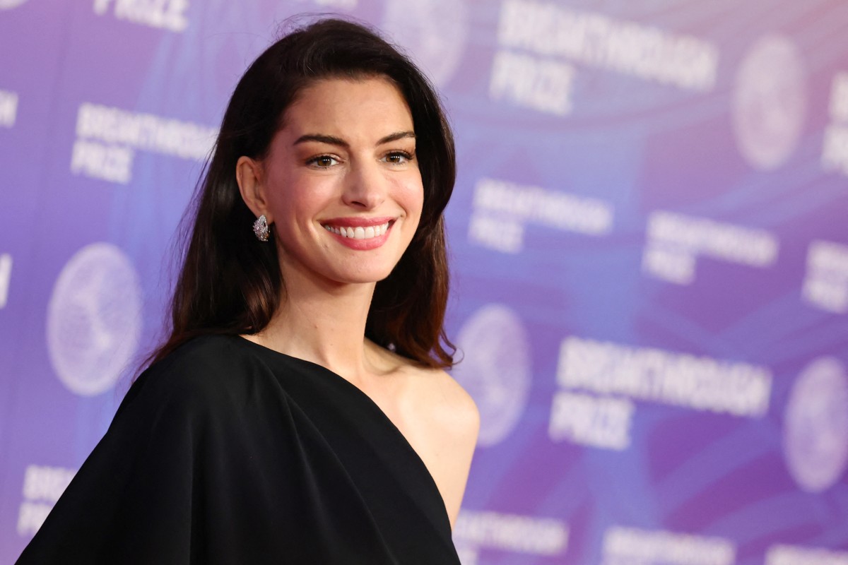 اطلالة Anne Hathaway بأحمر الشفاه القوي
