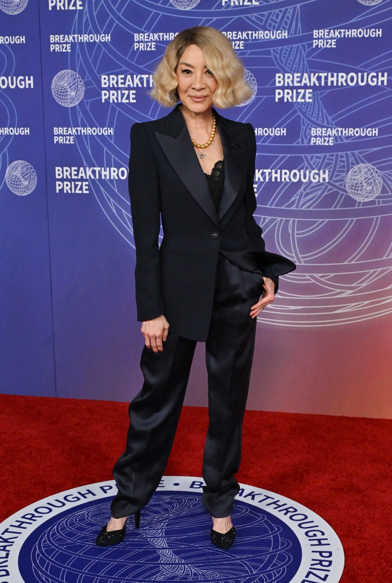 ميشيل يوه بستايل البدلة النسائية باللون الأسود