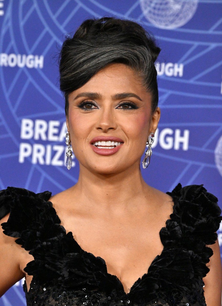 اطلالة Salma Hayek برسمات المكياج الفضي