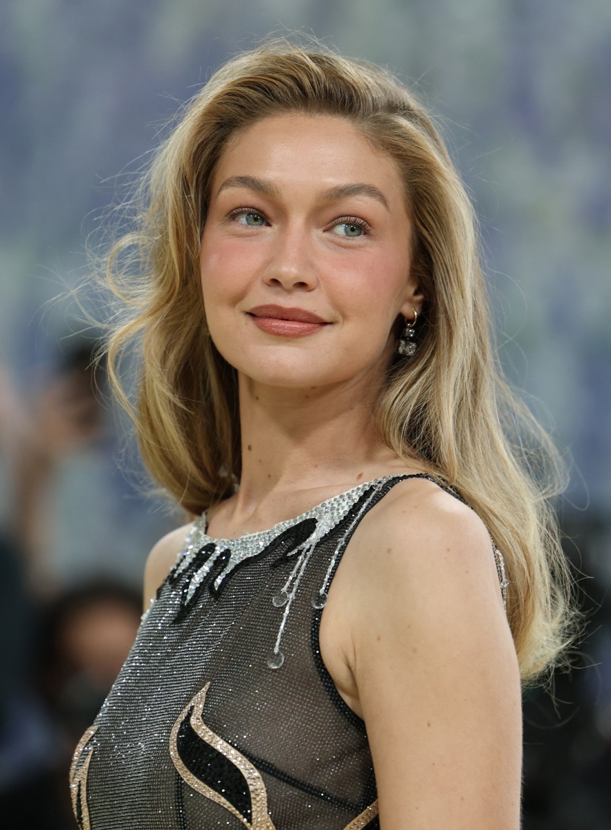 إطلالة Gigi Hadid برسمات المكياج البرونزي