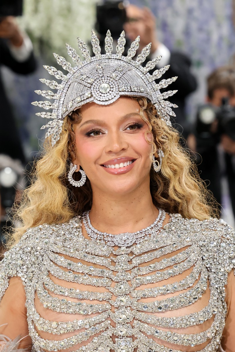إطلالة Beyonce برسمات المكياج الزهري