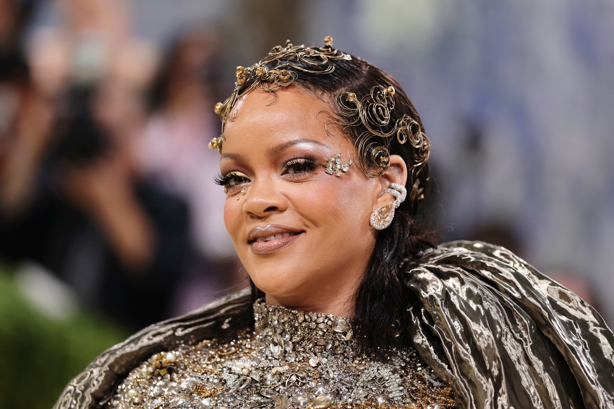 إطلالة Rihanna برسمات المكياج الأصفر