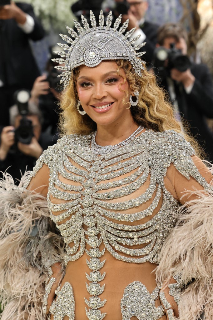 إطلالة Beyonce برسمات المكياج الزهري