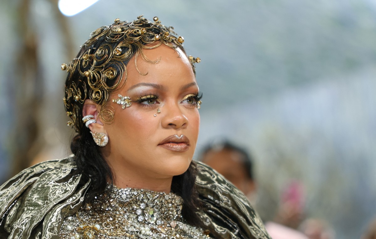 إطلالة Rihanna برسمات المكياج الأصفر