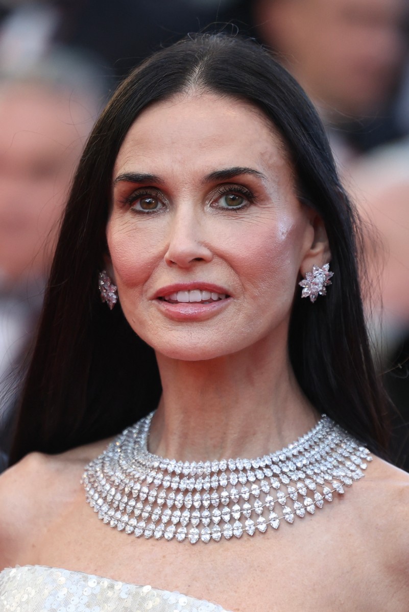 اطلالة Demi Moore برسمات الظلال السموكي