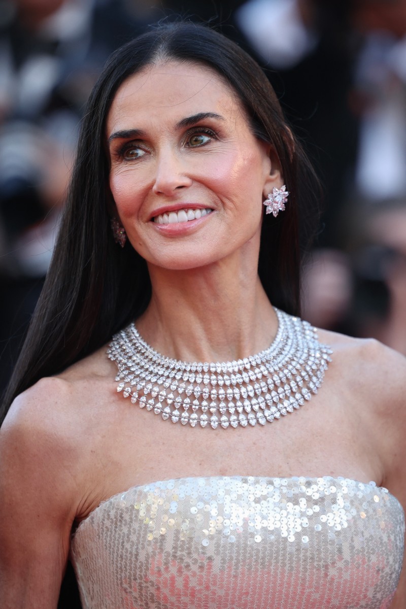 اطلالة Demi Moore برسمات الظلال السموكي