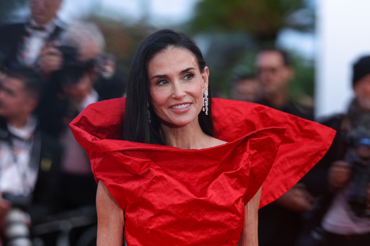 مكياج مشرق وأحمر الشفاه القوية بأسلوب Demi Moore