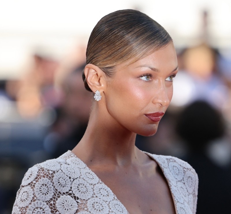 اطلالة Bella Hadid برسمات المكياج البني