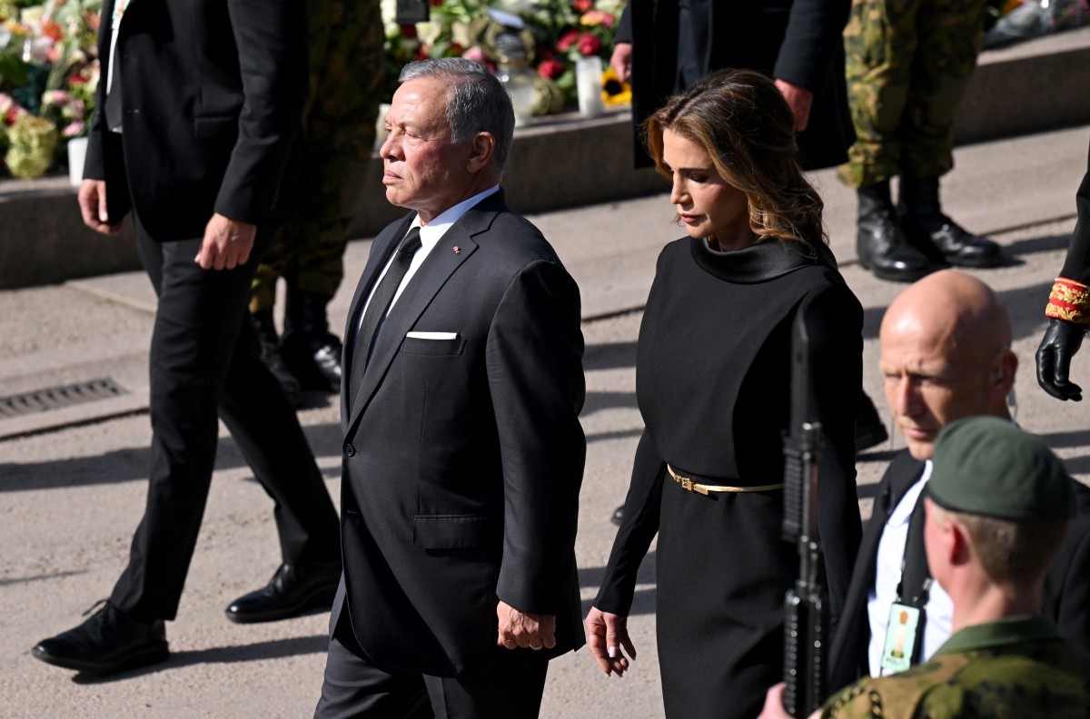 الملكة رانيا بفستان أسود من Roland Mouret في جنازة الملك هارالد