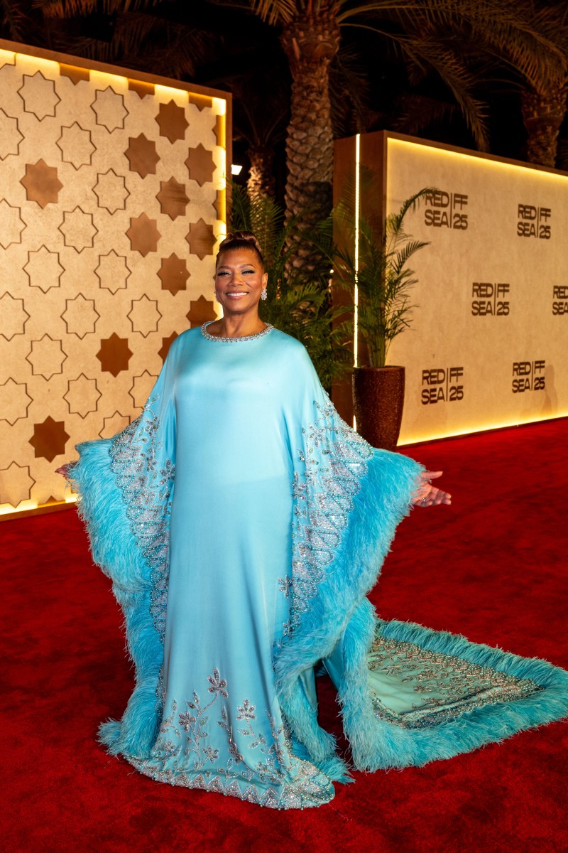 كوين لطيفة بفخامة "القفطان" الأزرق الساحر من جورج حبيقة