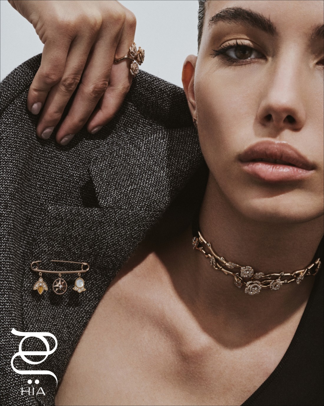 من مجموعة ROSE DIOR BAGATELLE، خاتم وعقد تشوكر من الذهب الوردي والماس بروش ROSE DES VENTS من الذهب الأصفر والوردي والماس وعرق اللؤلؤ وعين النمر والعقيق اليماني جميع المجوهرات من "ديور فاين جولري" DIOR FINE JEWELLERY