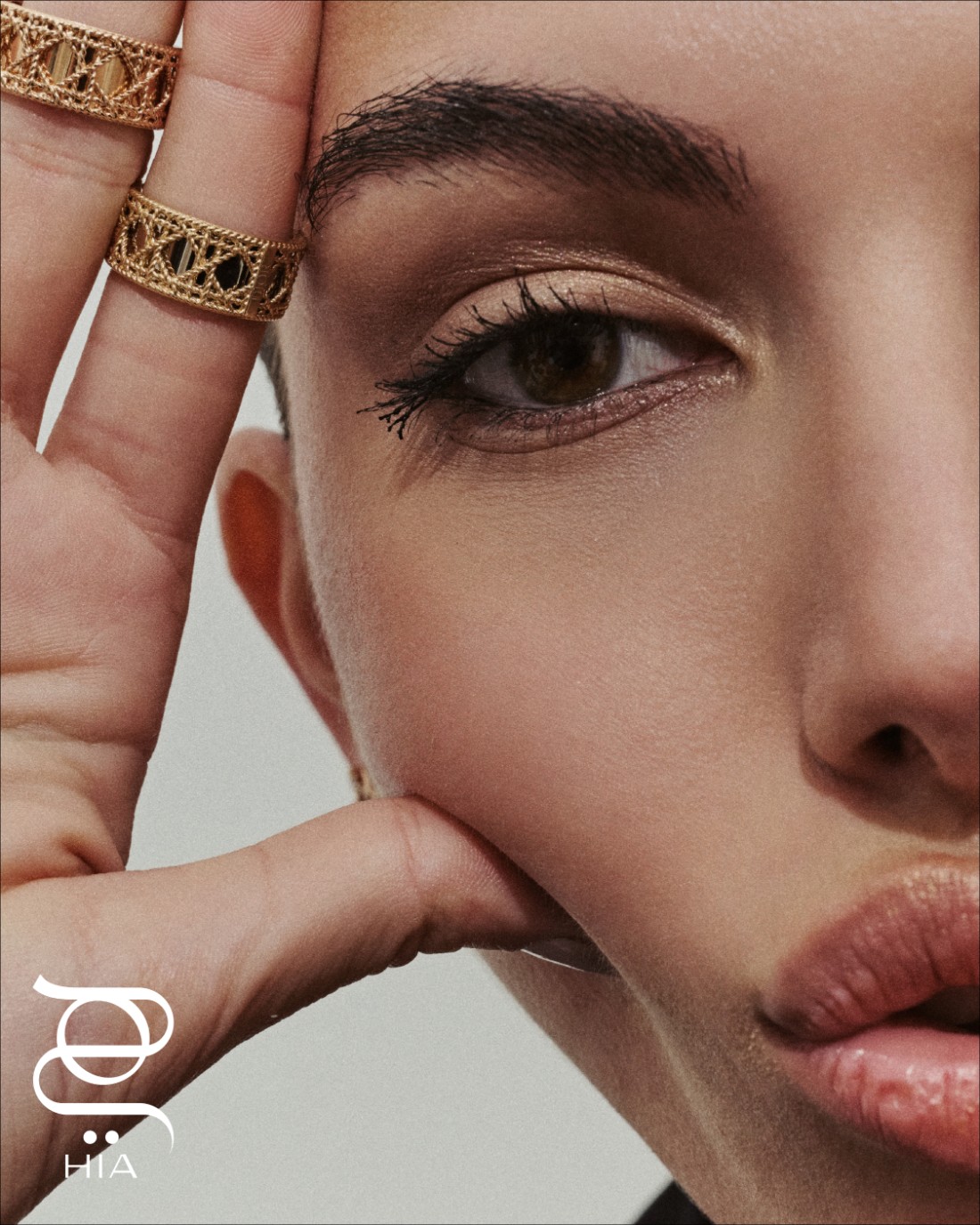 من مجموعة MY DIOR خاتم من الذهب الوردي، وخاتم من الذهب الأبيض والأصفر جميع المجوهرات من "ديور فاين جولري" DIOR FINE JEWELLERY