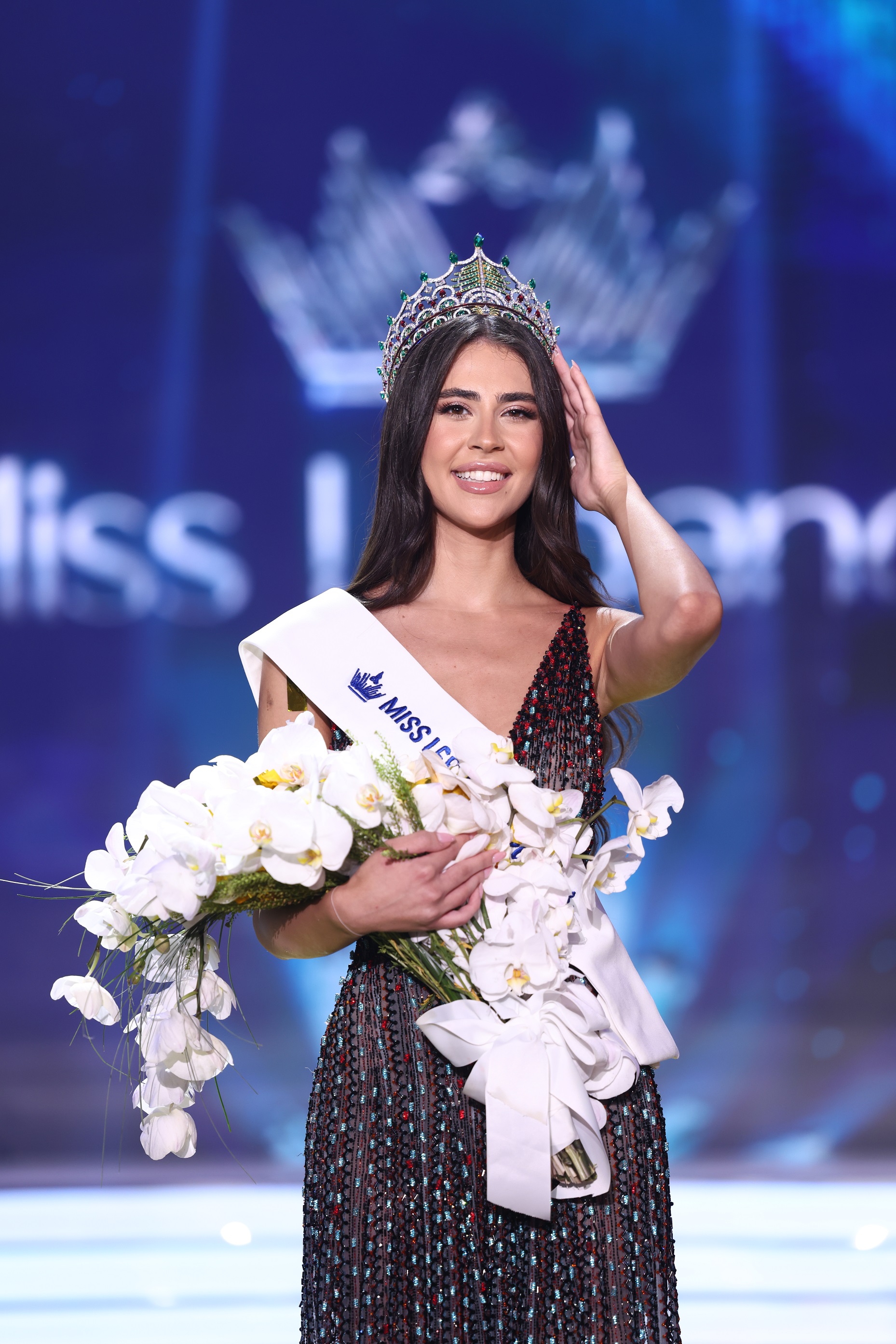 بيرلا حرب بفستان سهرة طويل باللون الأسود