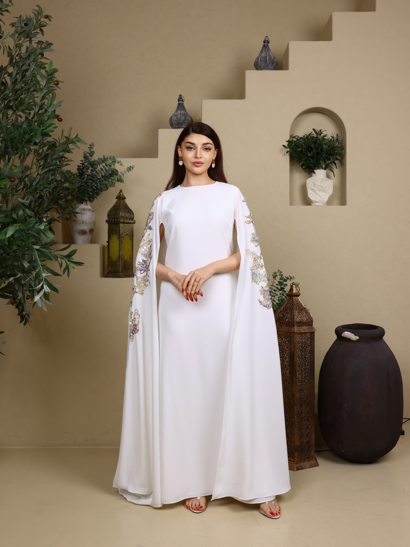 Abayat Jadayelعباءة بيضاء مع أكمام مفتوحة وطويلة من