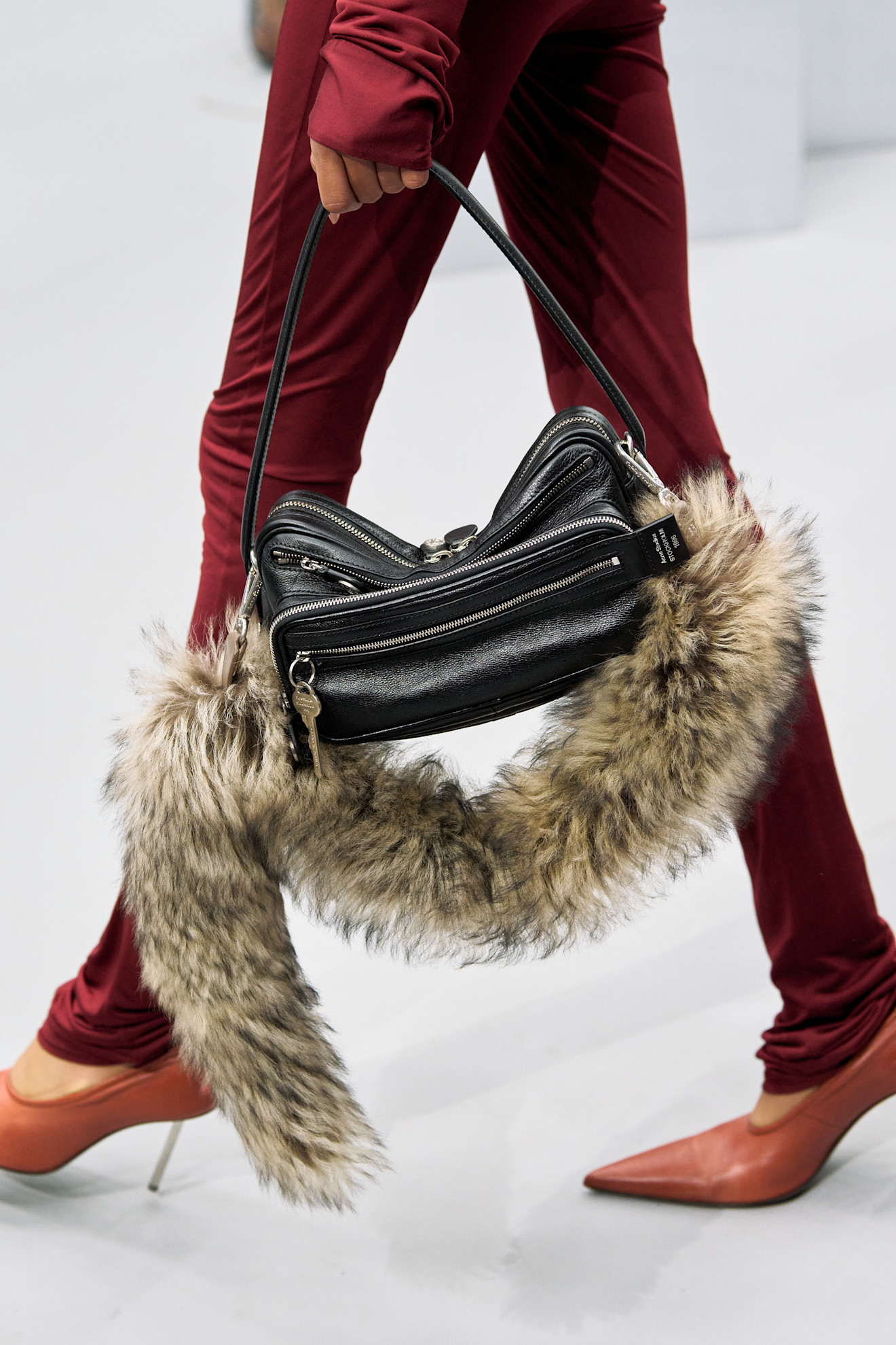 Acne أسلوب البريبي للتنسيق بين الحذاء والحقيبة من