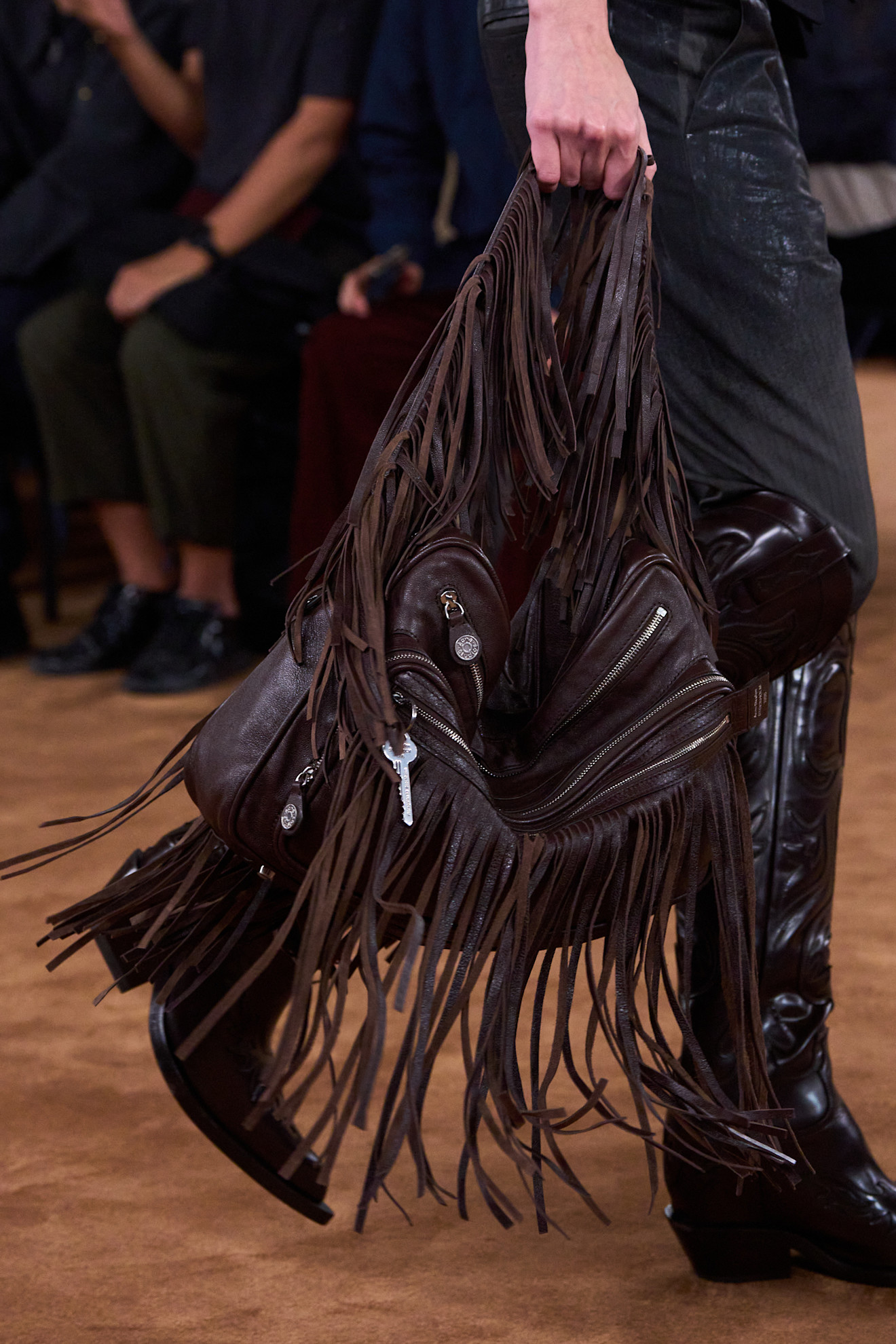 Acne حقيبة الشراشيب الجلد من