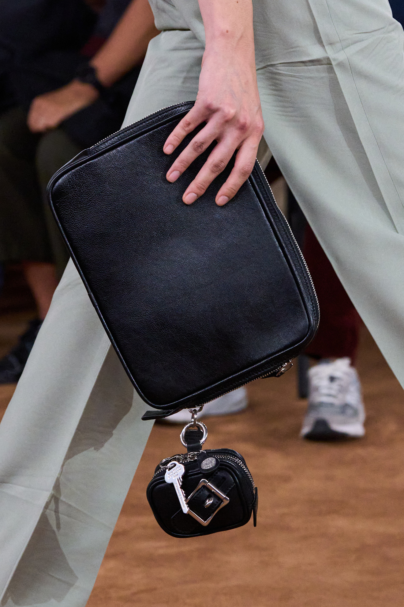 Acneحقيبة اليد اليومية للإطلالات العملية من