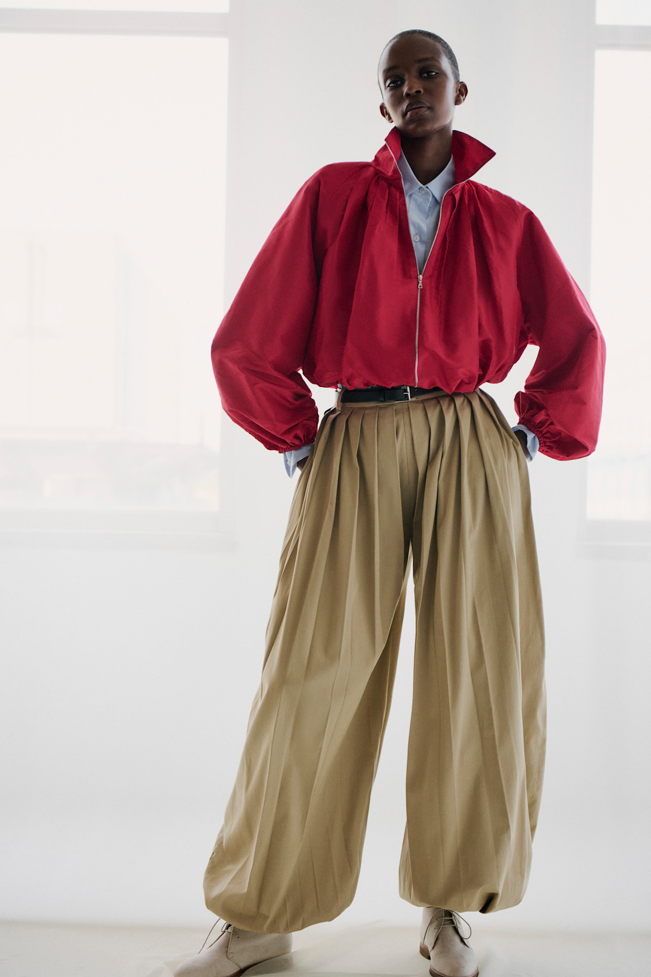 بومبر جاكيت حمراء من Adam Lippes قطعة Statement تنبض بالقوة