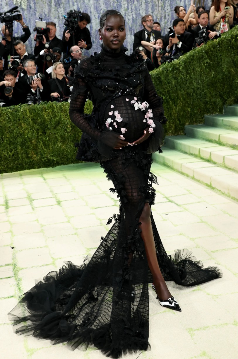 Adut Akech‏ بفستان من ‏Thom Browne