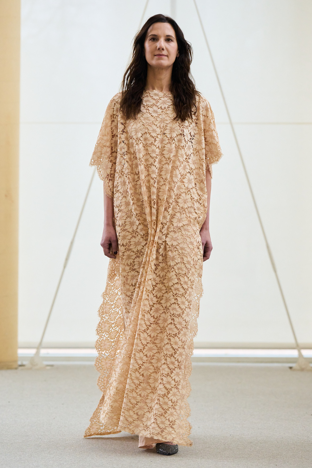 موضة القفاطين البيج مع النقشات المفرغة