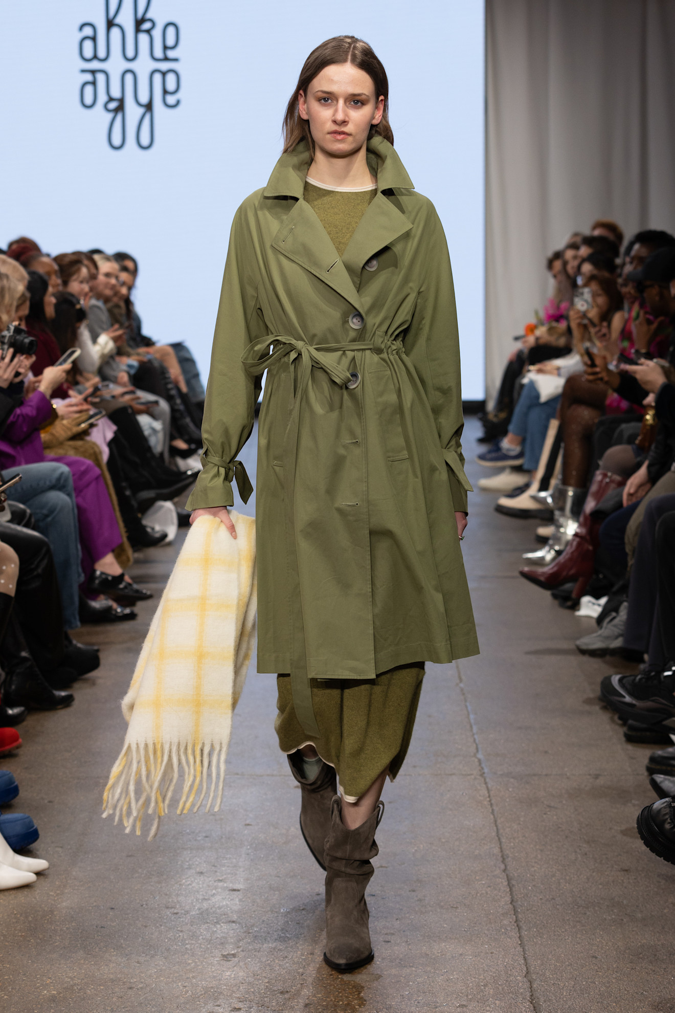 موضة المعاطف الزيتية بقصتها القصيرة