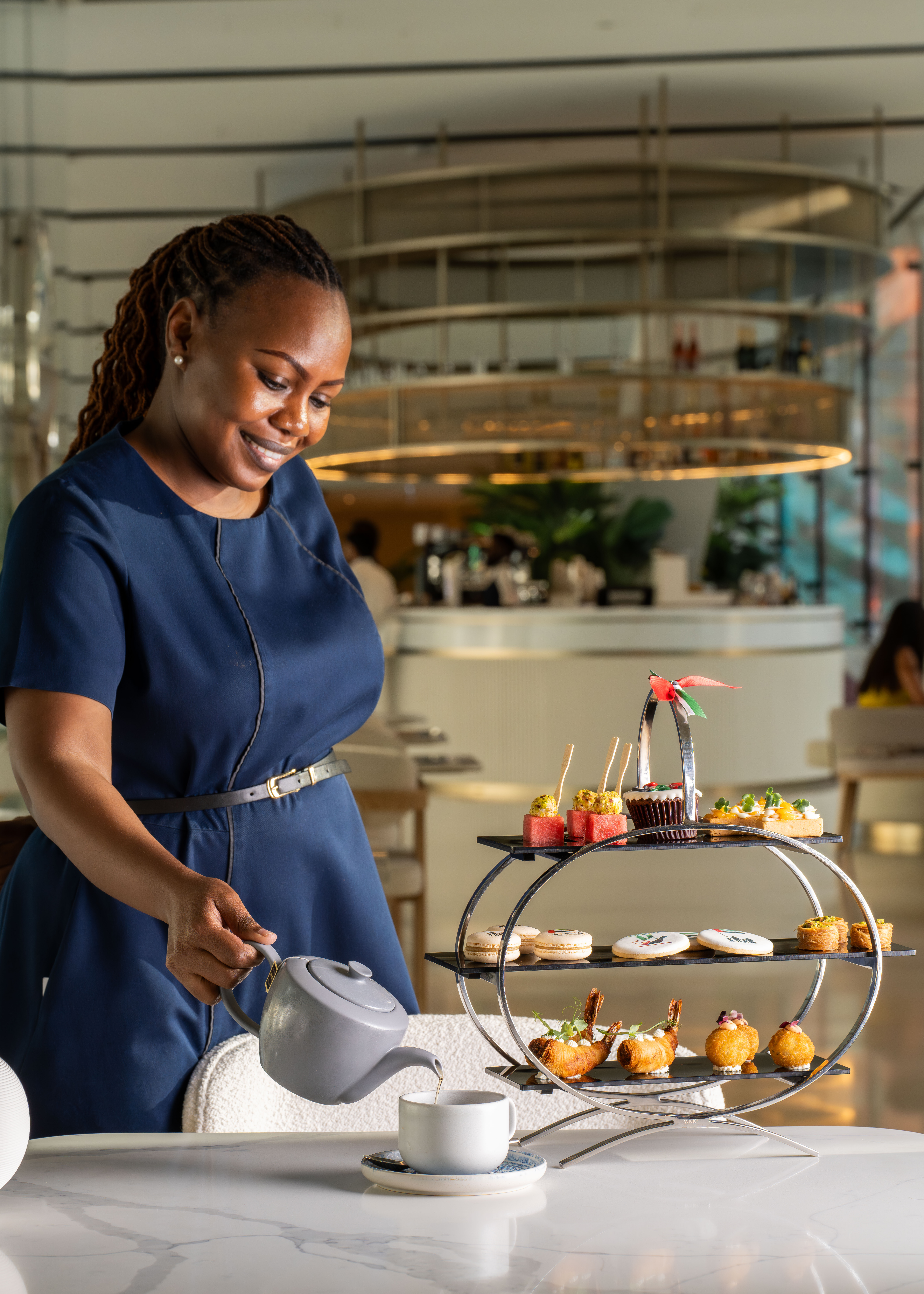 لحظات راقية مع تجربة شاي احتفالية في عين دبي بمناسبة عيد الاتحاد.