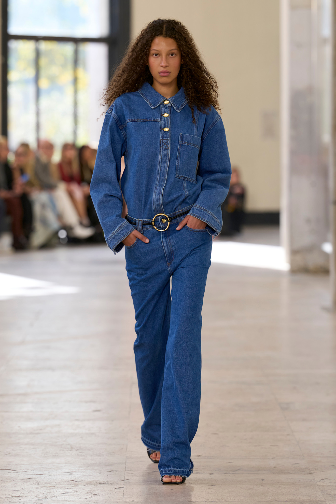 Aje الدنيم قطعة أساسية في خزانة كل سيدة
