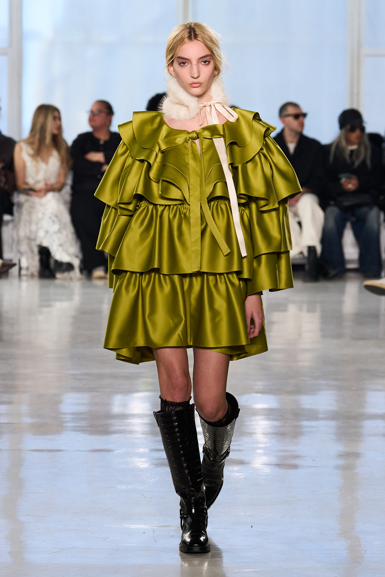 Aknvas فستان كشكش لإطلالة يومية من