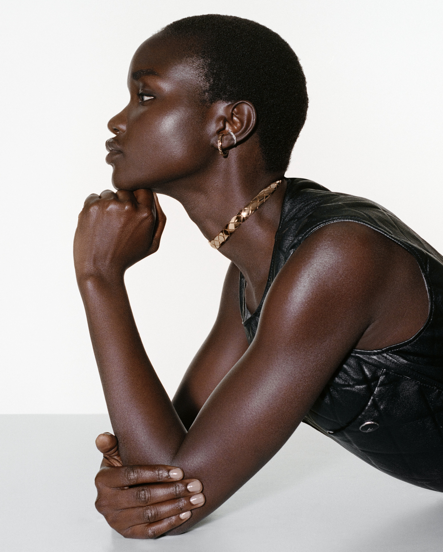 تألقت عارضة الأزياء Akon CHANGKOU بقلادة وأقراط COCO CRUSH، بنقشة مبطنة، مصنوعة من الذهب البيج عيار 18 قيراطًا والذهب الأبيض، مرصعة بالألماس.