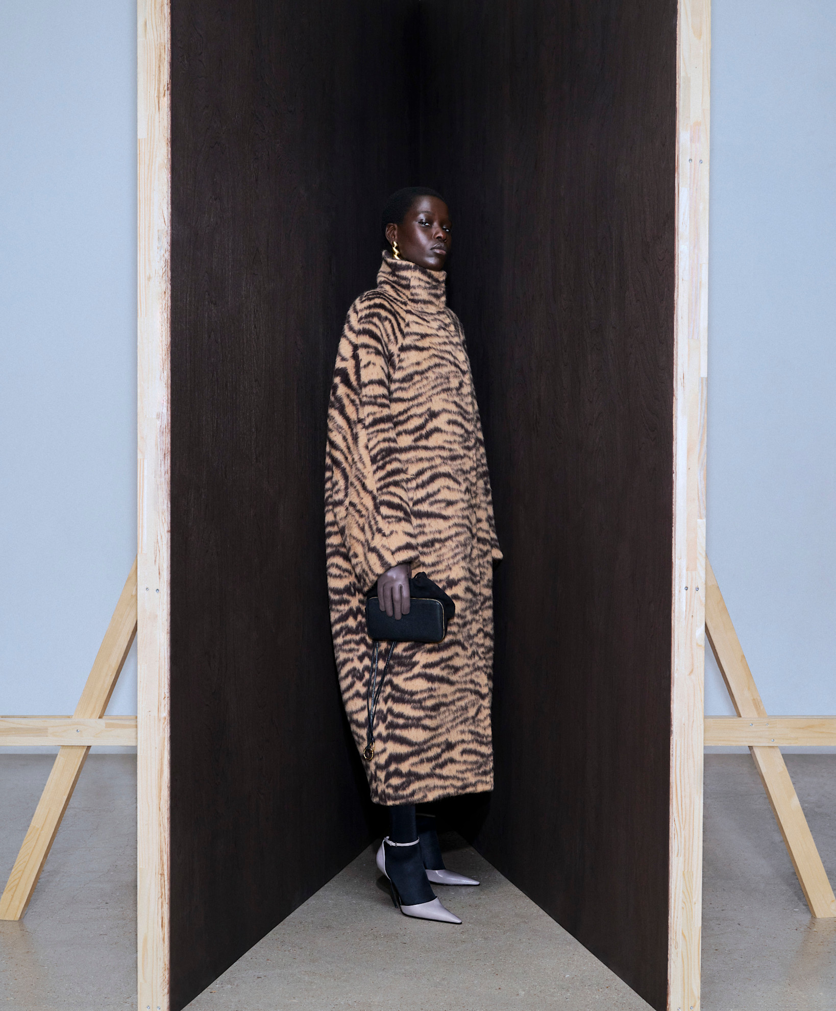 معطف بنقشة حيوانية من علية عز الدين يقدّم الجرأة بأسلوب راقٍ ومعاصر