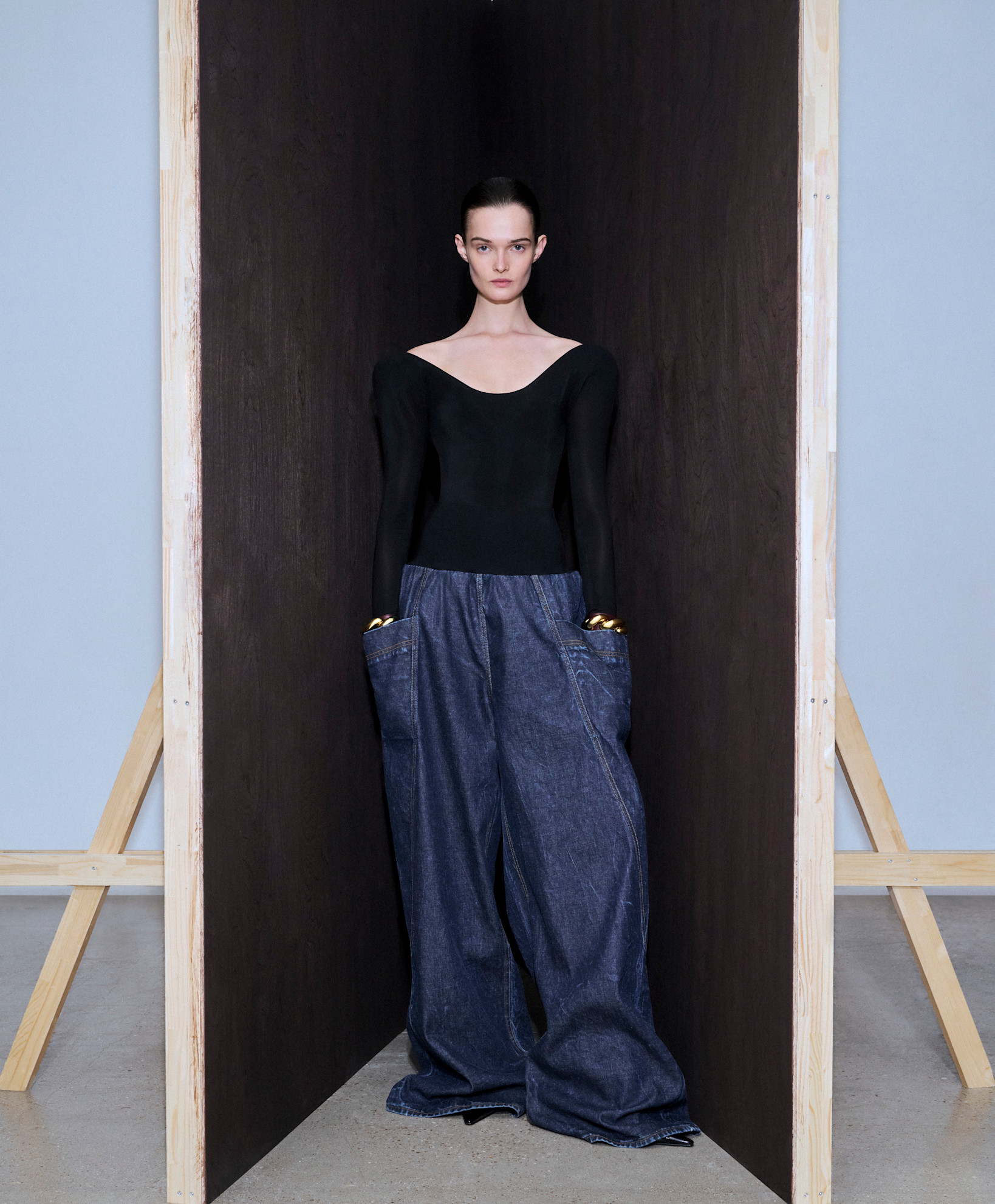 سروال بلازو بالدنيم الناعم من ALAÏA يعكس توازنًا مثاليًا بين العصرية والأنوثة