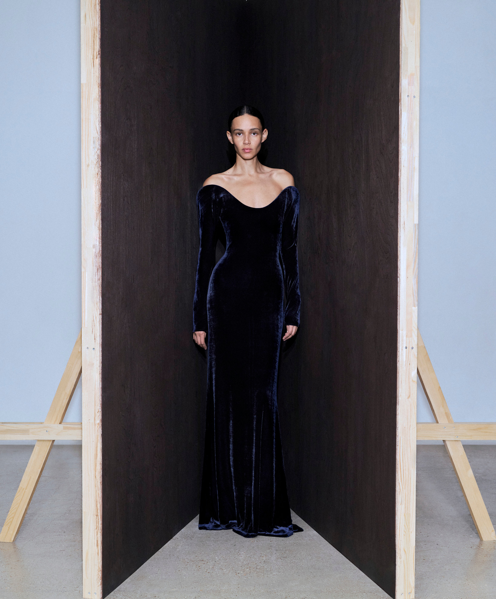 فستان المخمل انسيابي من علية عز الدين يعكس الأنوثة المعاصرة بخطوط ناعمة وحركة خفيفة