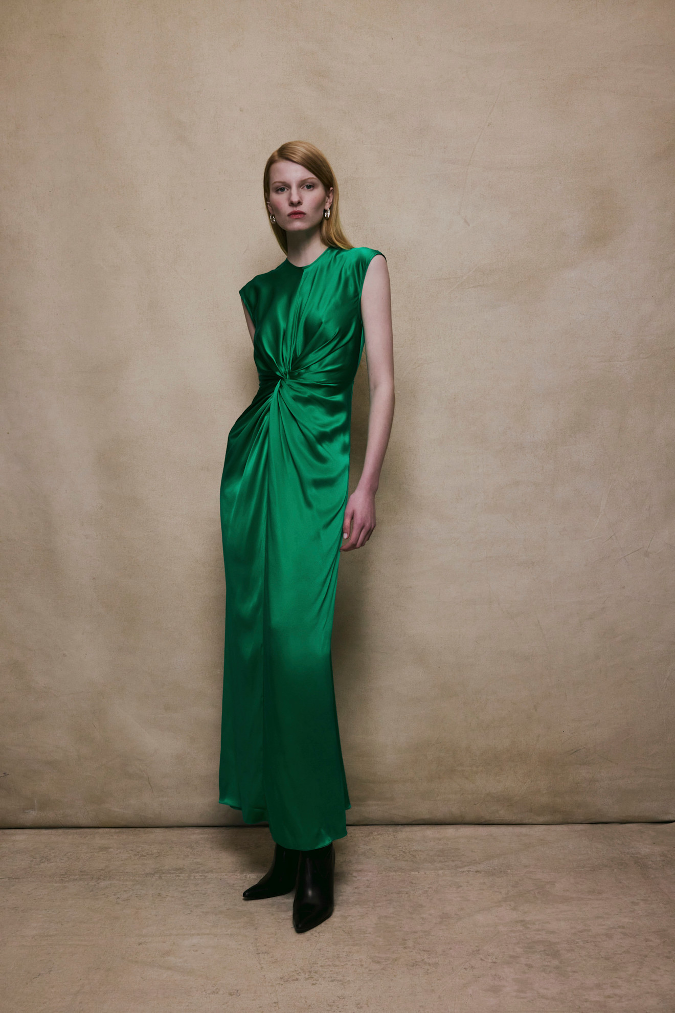 موضة الفساتين الخضراء المعقودة من الامام