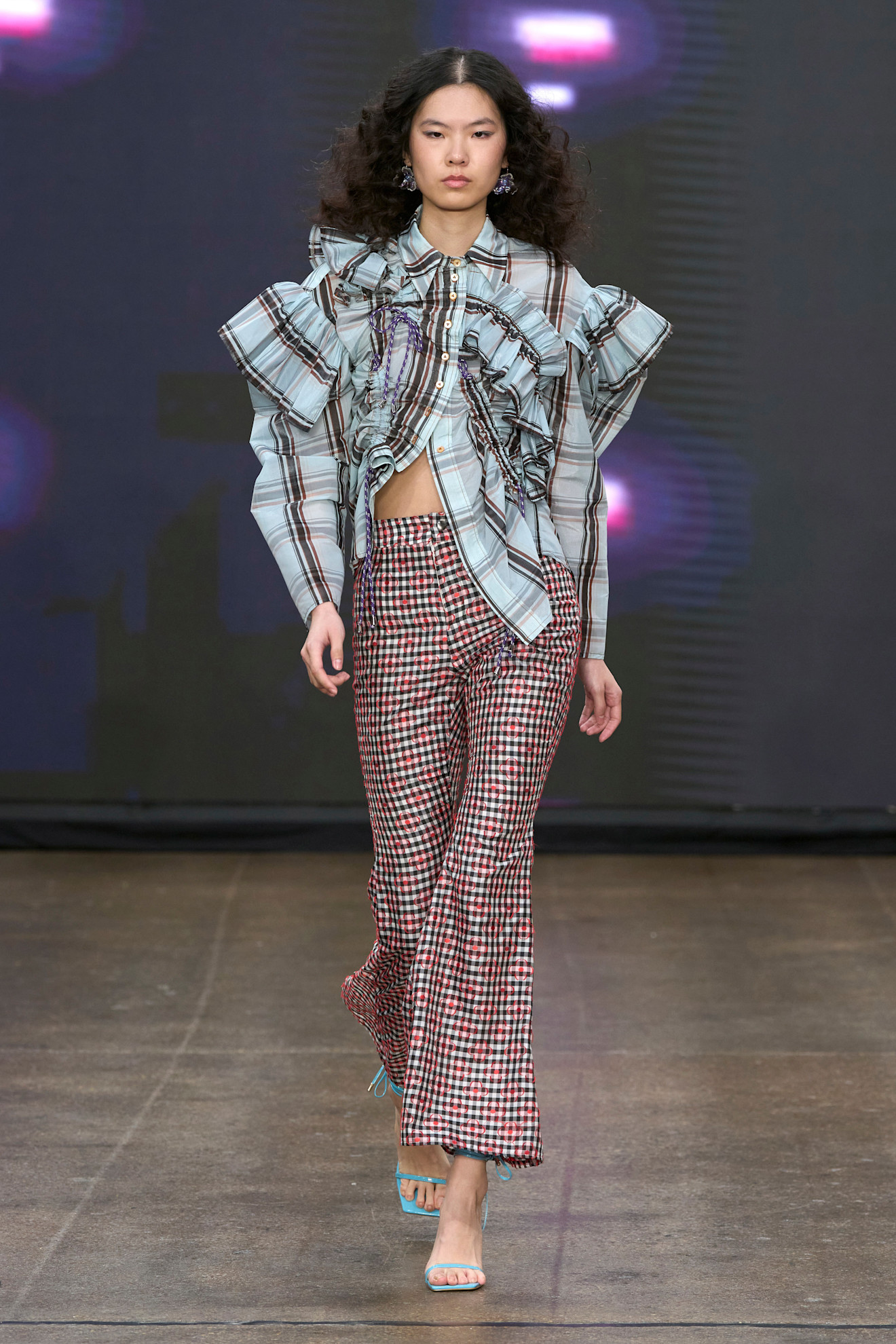  نقشات المربعات توحي يموضة التسعينات من Alex S Yu LO