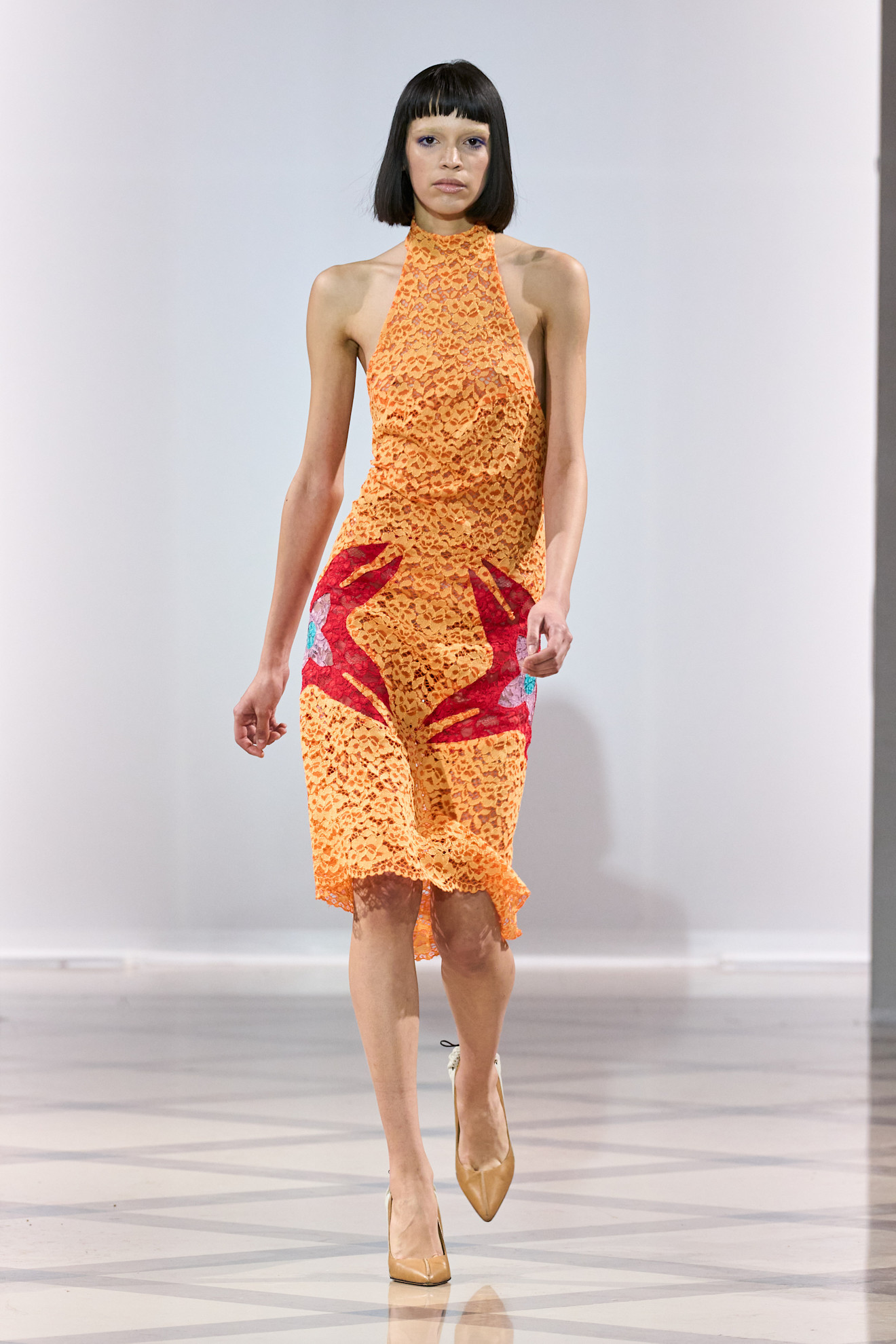 فساتين مرجانية مع الفراغات الامامية