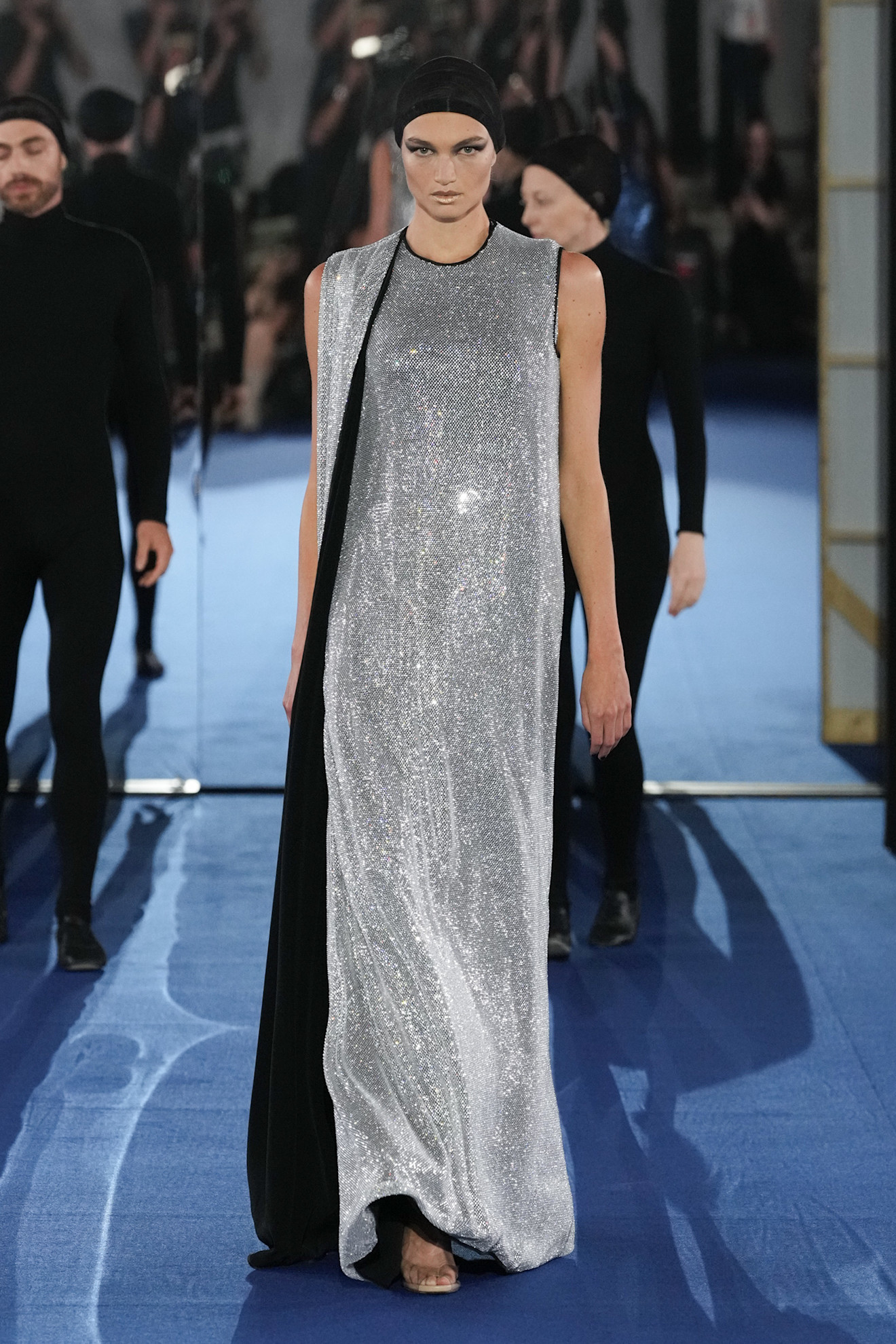  الفضي يفرض حضوره في عرض Alexis Mabille